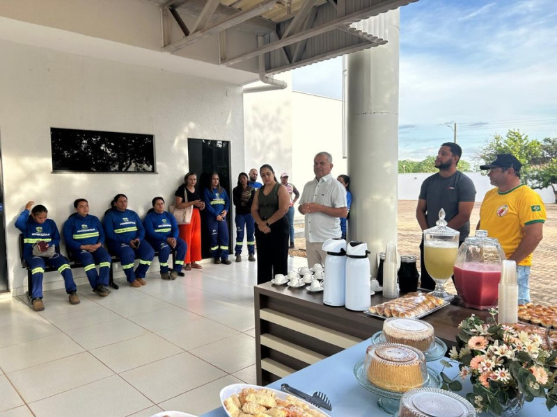Hoje foi dia de homenagear aqueles que trabalham diariamente cuidando da limpeza da nossa cidade com dedicação e esforço.