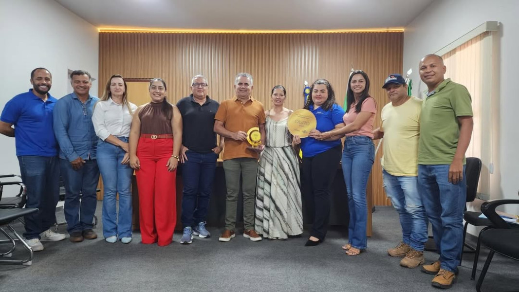 Na manhã desta sexta-feira (27), o prefeito José Fontoura Primo, acompanhado dos secretários municipais e dos vereadores Silvany Gonçalves, Maurício Moreno e Paulo Araújo, participou de um momento esp