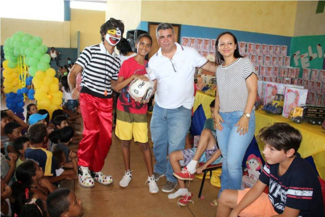 Prefeitura Municipal de Figueirópolis-Ano 2015- Dia das Crianças, Show do Palhaço Peteca e entrega de presentes.