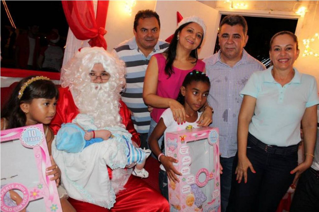 Prefeitura Municipal  de Figueirópolis-Ano 2014-“Natal de amor” entregando presentes de natal para as crianças.