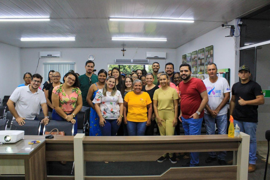 foto tirada com os profissionais da saúde juntamente com o palestrante  Eduardo Andrade