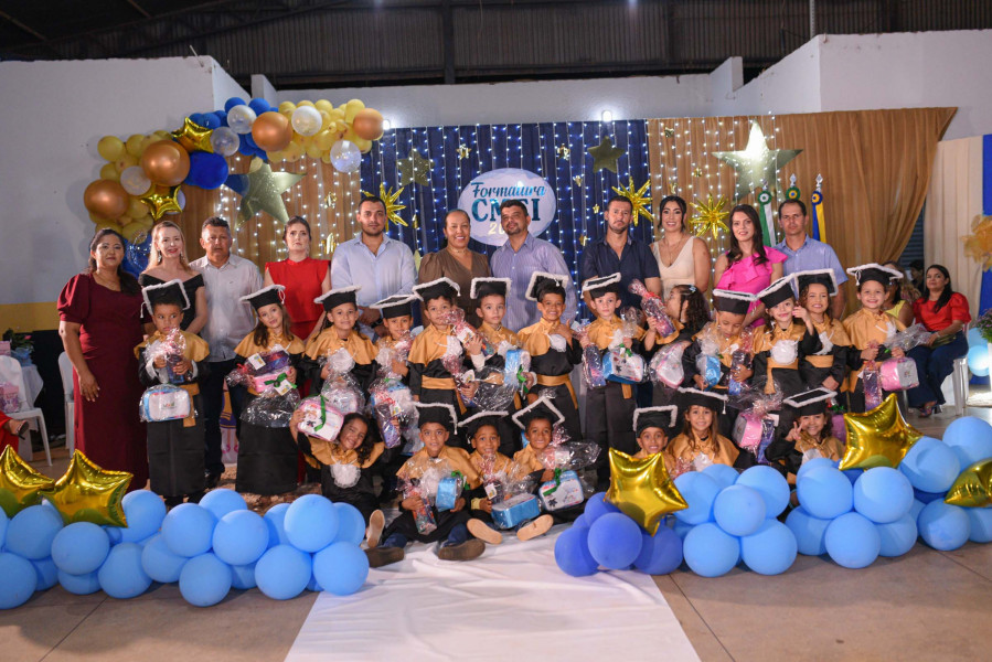 Foto da Prefeita Jakeline Pereira com as crianças formandas do Pré-Escola
