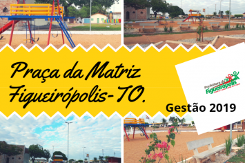 A Praça da Matriz, mais atrativa com brinquedos infantis, para a alegria da criançada.