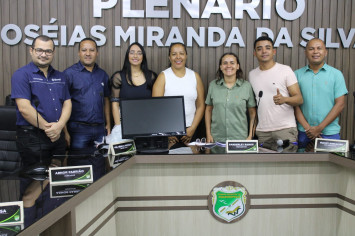 Foto da prefeita Jakeline com a equipe do Sebrae onde se encontra o Secretario de Administração Naykcon.