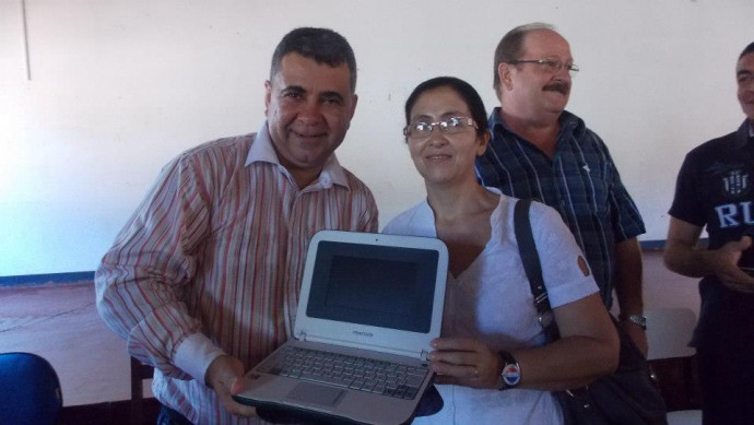 Prefeitura de Figueirópolis-Ano 2013-

 Prefeito Fernandes Martins-Entrega de Laptops para as crianças do ensino fundamental.