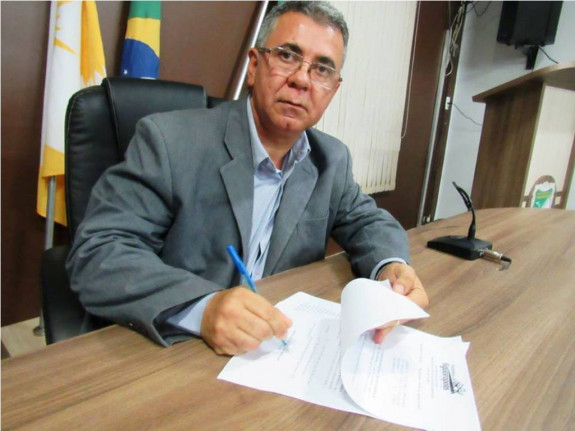 Prefeitura Municipal de Figueirópolis-TO. Ano 2017-Prefeito Fernandes Martins,assinando documentos de posse do concurso municipal.