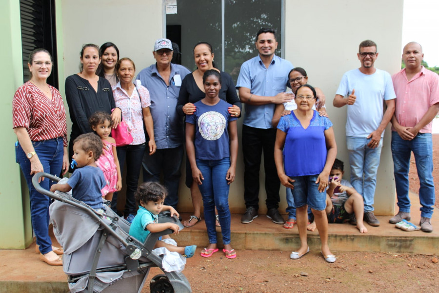 Foto com os beneficiarios das casas populares juntamente com a Prefeita Jakeline Pereira e os vereadores Mabil Moreira, Silvany Gonçalves,Sanderley Ramos.